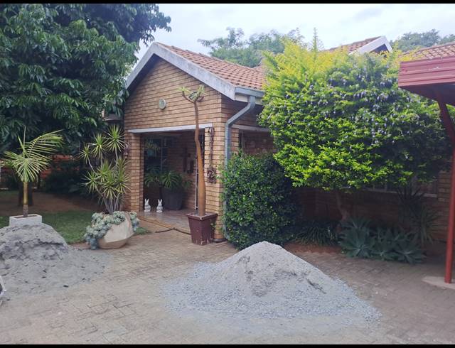 15 BEDROOM HOUSE FOR SALE IN OOS EINDE